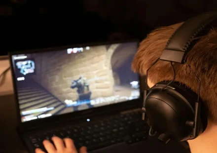 game updates and patch download screen affecting gameplay