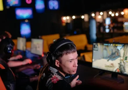 esports team collaborating during practice