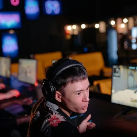 esports team collaborating during practice