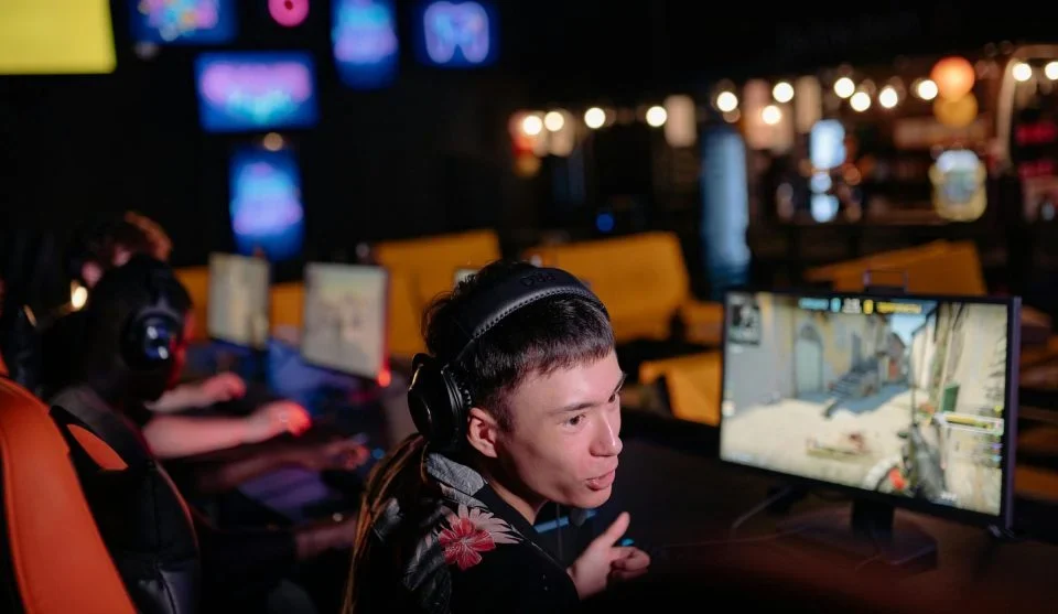 esports team collaborating during practice