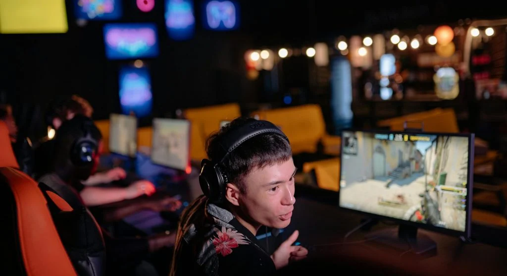 esports team collaborating during practice