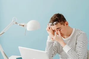 reducing eye strain helps manage gaming fatigue
