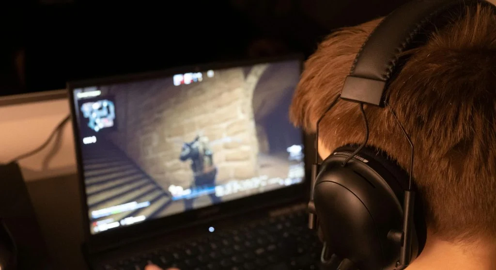 gamer improving aim in FPS game