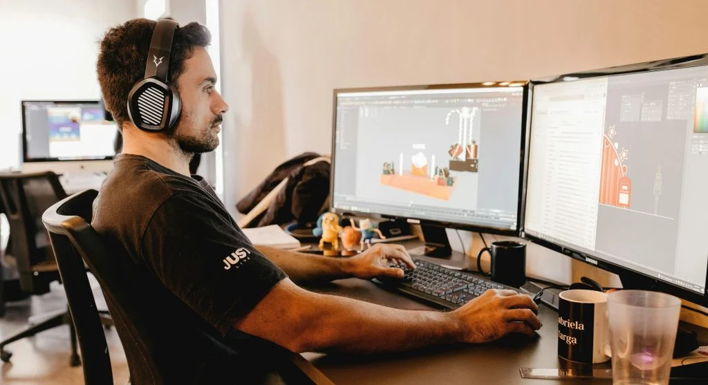 Relaxed shoulders reduce strain during gaming sessions