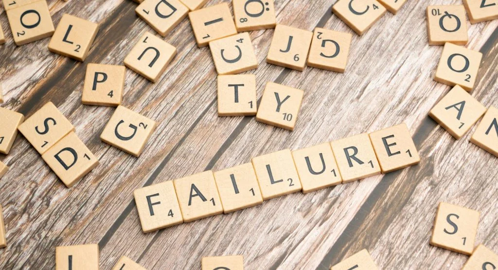 Reviewing mistakes improves decision making in games