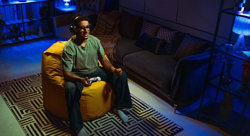 Relaxed shoulders reduce strain during gaming sessions