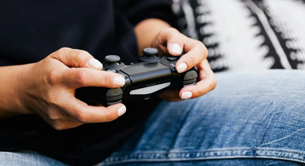 Smooth movements improve accuracy in games