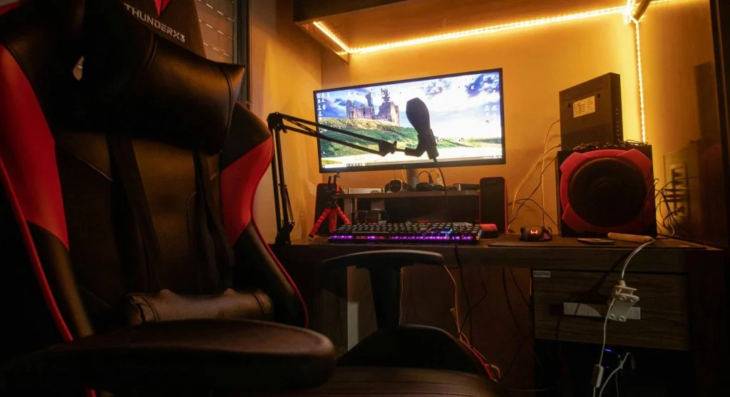 Straight back posture improves gaming comfort