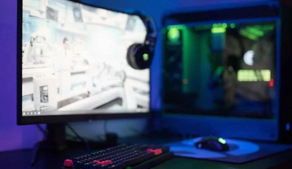 gamer improving accuracy in FPS games