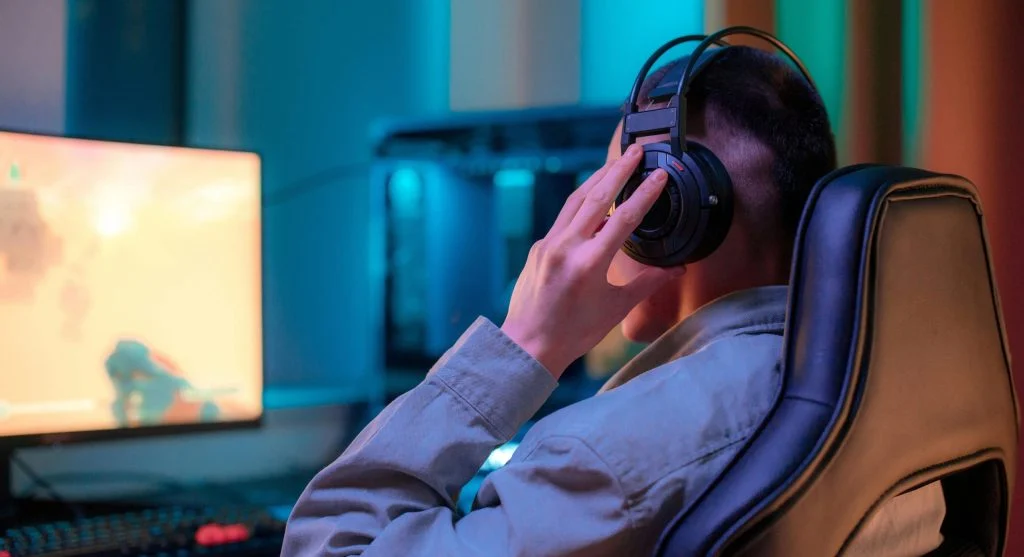 Straight back posture improves gaming comfort