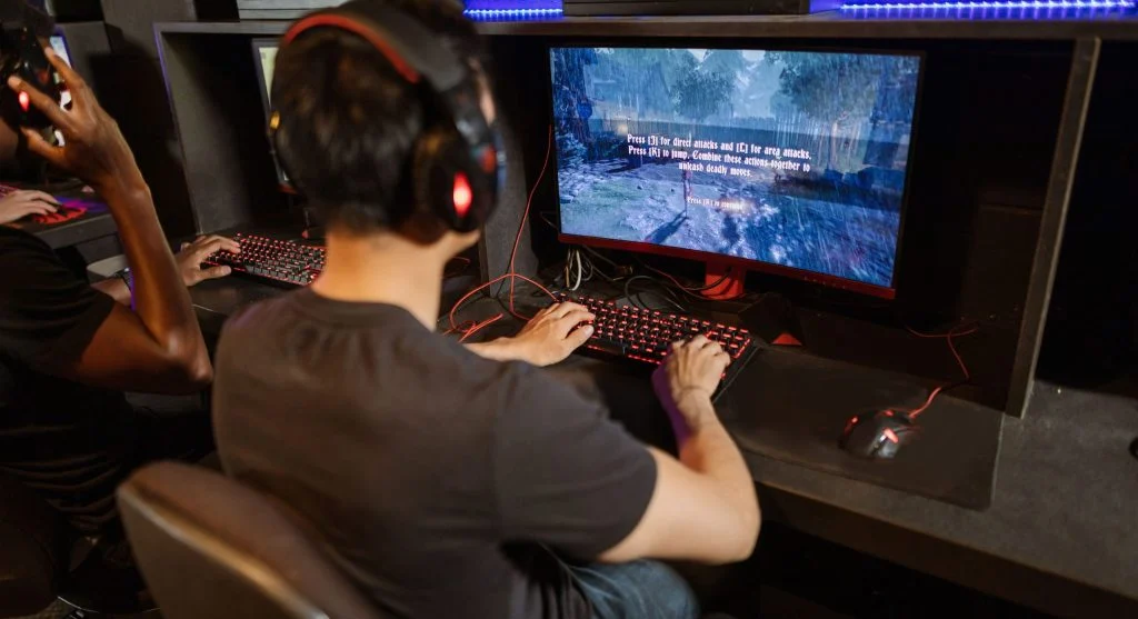 Disengaging from fights improves survival in games