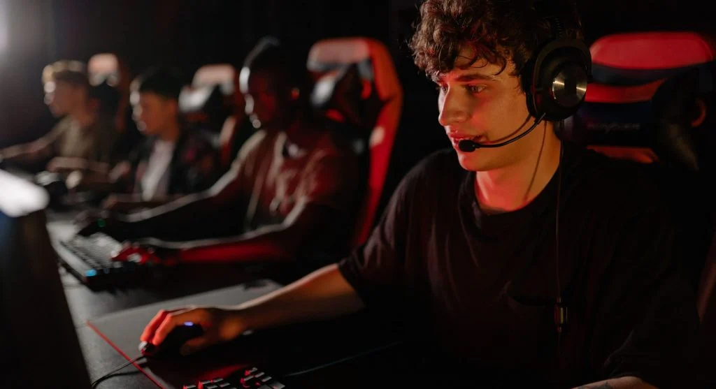 Focusing on one mistake improves gaming faster