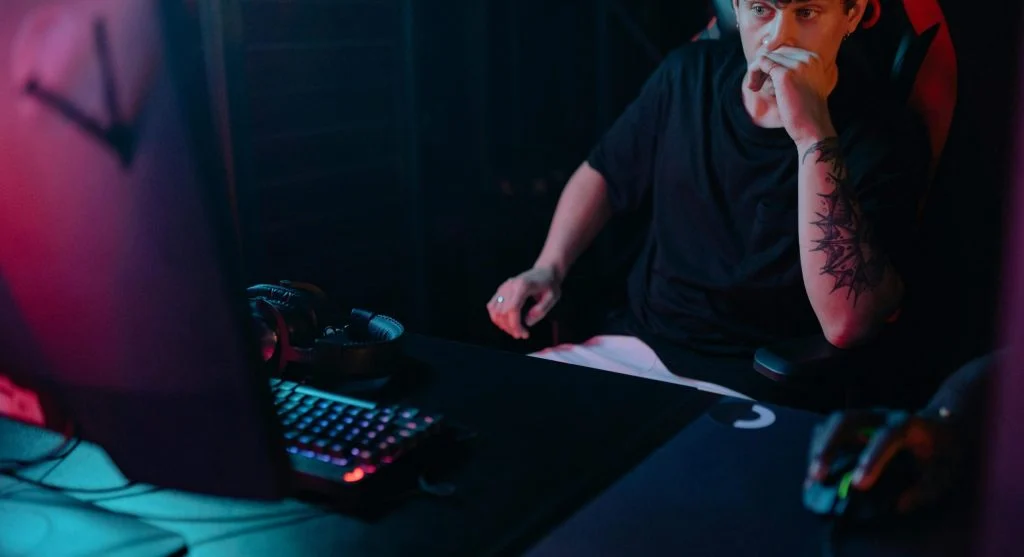 gamers competing online